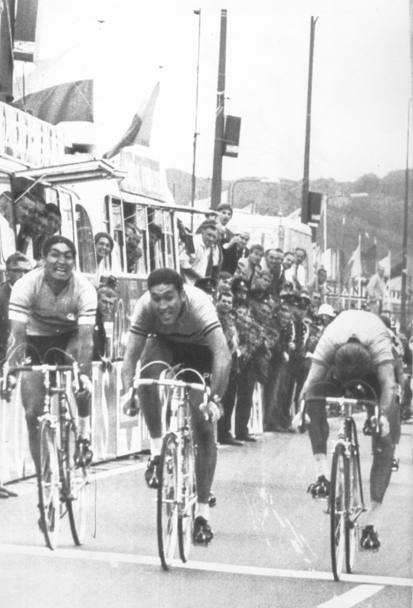 1967: Eddy Merckx conquista il primo titolo di campione del mondo tra i professionisti battendo in volata l&#39;olandese Janssen (a destra) e lo spagnolo Saez (upi)